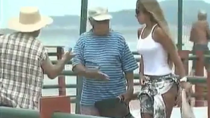 Apanhados Pescador puxa saia da mulher e apanha