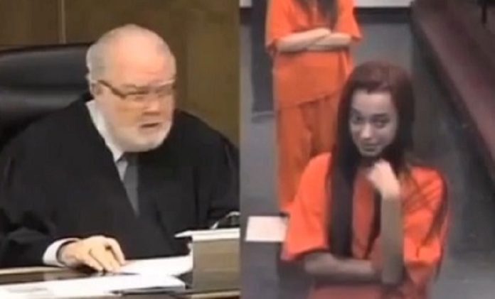 Mulher brinca com juiz e tem azar