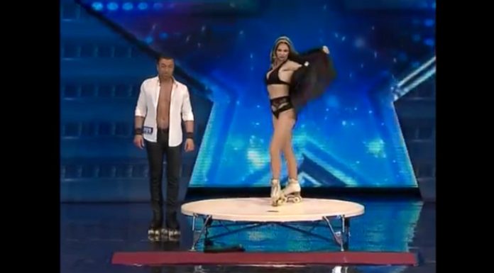 Casal de patins deixa jurados boquiabertos quando ela coloca os seus pés no pescoço dele