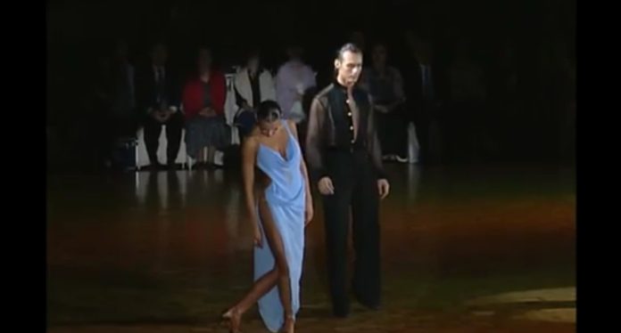 Jurados não tiraram os olhos do vestido invulgar da concorrente de dança Jurados não tiraram os olhos do vestido invulgar da concorrente de dança