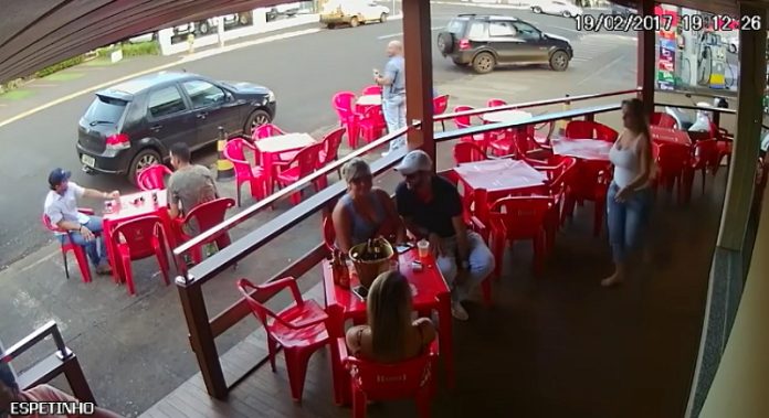 Mulher apanha o marido com outra num bar e acabou tudo à estalada