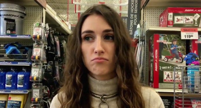 Jovem-mostra-a-diferença-entre-saltar-à-corda-com-sutiã-normal-desportivo-e-sem-sutiã