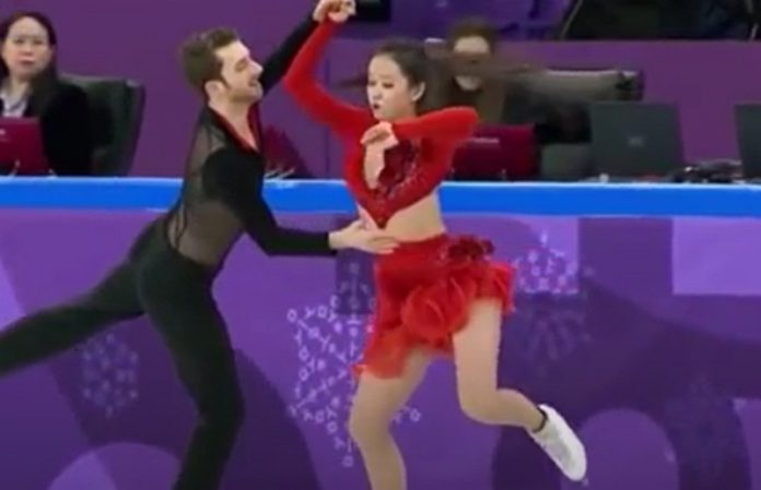 Patinadora olímpica continua prova mesmo depois do fato se ter aberto Patinadora olímpica continua prova mesmo depois do fato se ter aberto