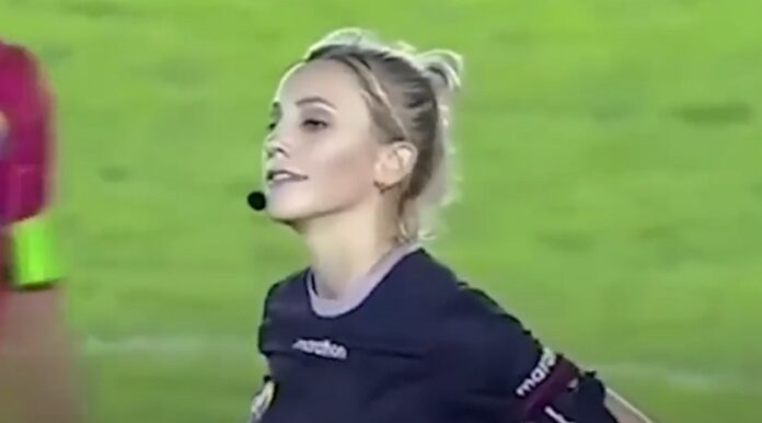 Musa da Arbitragem brinca com jogador e provoca