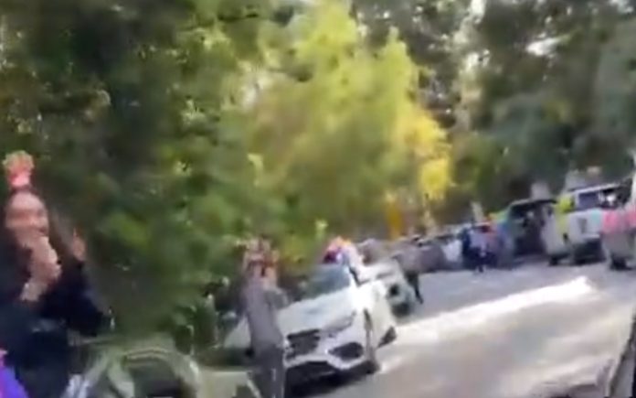 Adolescente é recebida com parada de vizinhos no seu último dia de quimioterapia