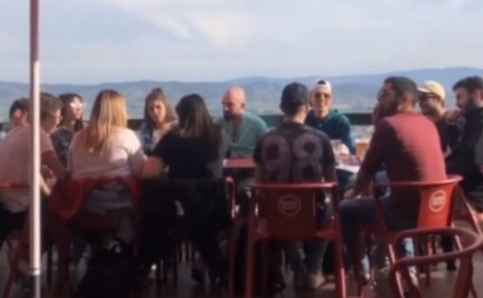 Alunos da Universidade da Beira Interior enchem bar depois de aulas suspensas