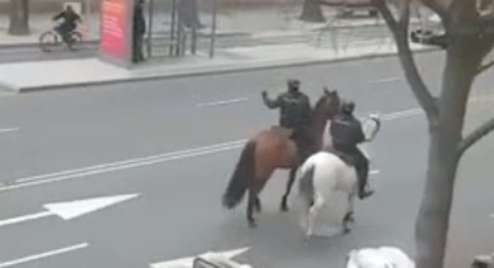 Ciclista é perseguido em Madrid por polícias a cavalo depois de ignorar aviso