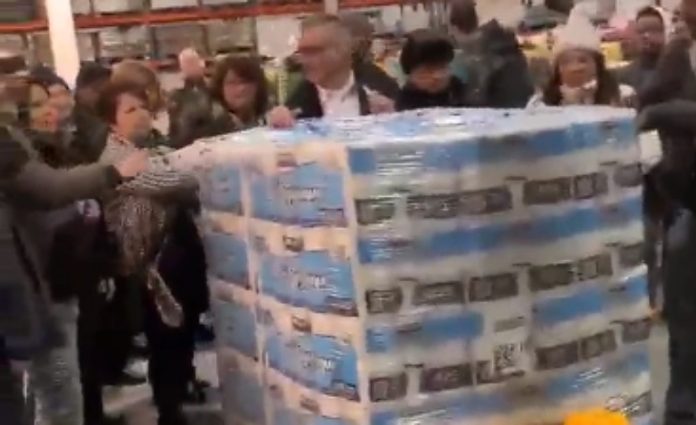 Clientes amontoam-se para tirar papel higiénico ainda no empilhador