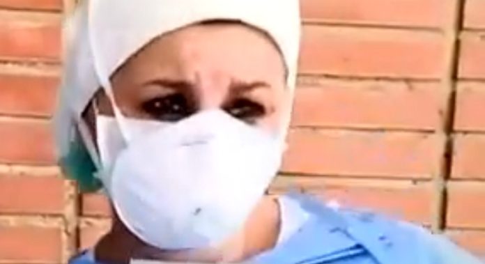 Enfermeira espanhola chora em directo para a TV a falar para familiares de doentes Covid-19