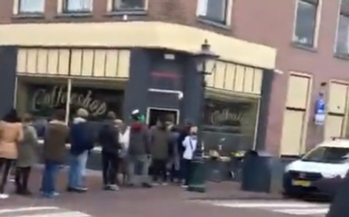 Holanda tem longas filas de pessoas para cafés de canábis