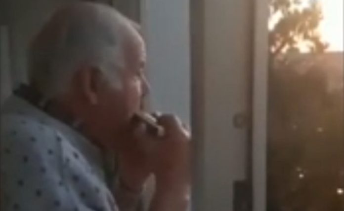 Idoso com Alzheimer pensa que vizinhos estão a bater-lhe palmas por tocar harmónica à janela