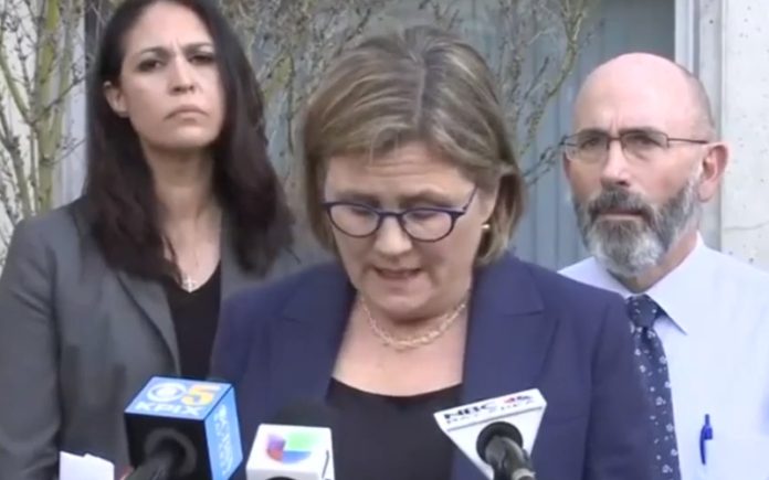 Médica põe dedo na boca segundos depois de alertar para perigo de tocar no rosto