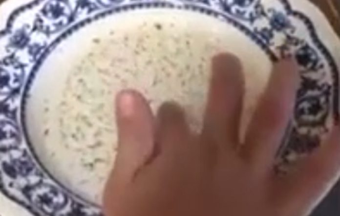 Pai mostra ao filho, na prática, a importância de lavar as mãos para evitar contágio