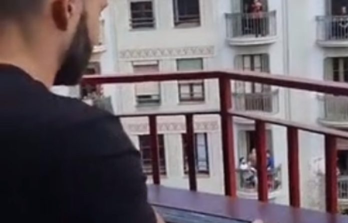 Pianista e saxofonista em quarentena em Barcelona tocam música de Titanic na varanda