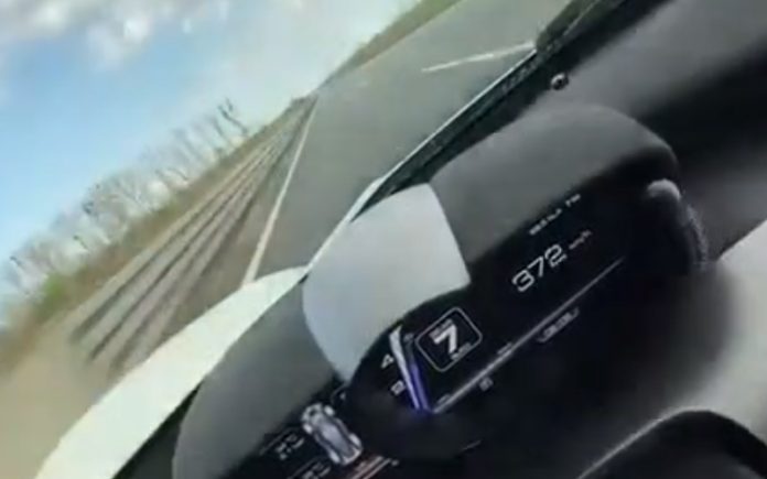 Alemão conduz Ferrari a 372 Kmhora numa auto-estrada vazia