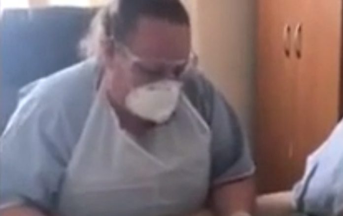 Auxiliar de saúde chora ao ler carta de despedida de neta para avó com Covid-19