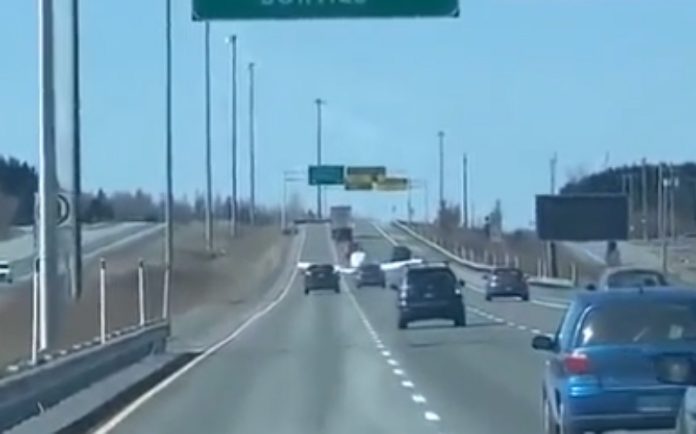 Avião aterra de emergência numa auto-estrada do Canadá