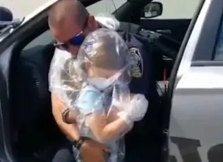 Avô protege neta em plástico e com máscara para ela poder abraçar o pai polícia