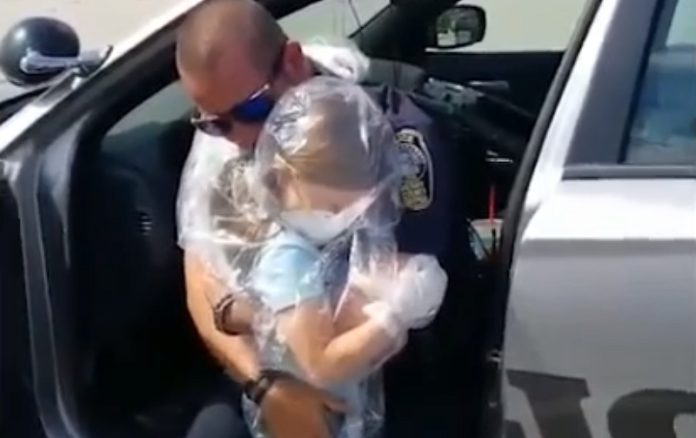 Avô protege neta em plástico e com máscara para ela poder abraçar o pai polícia