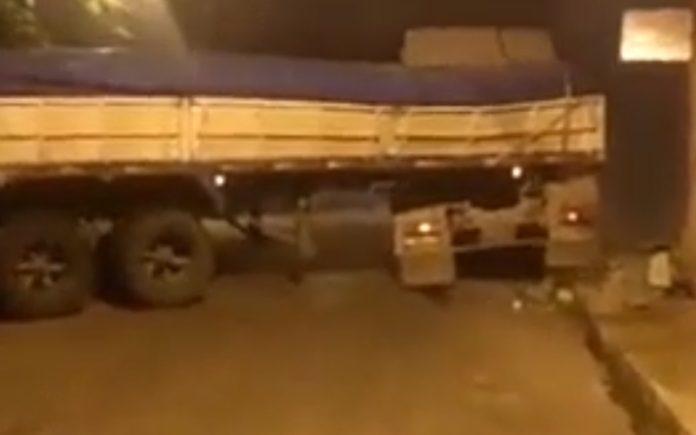 Camionista brasileiro destrói tudo à sua volta ao teimar em fazer manobra