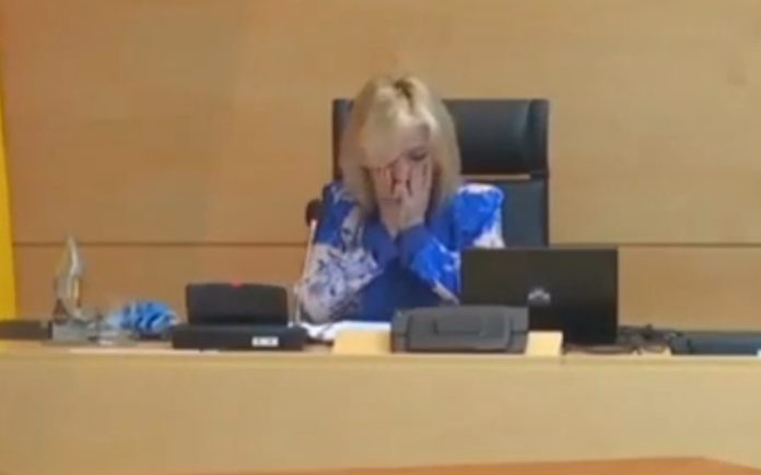 Conselheira de Saúde espanhola não controla lágrimas ao lembrar médicos falecidos por Covid-19