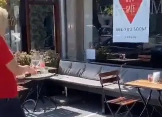 Empregada de café explica como passará a servir os seus clientes à mesa