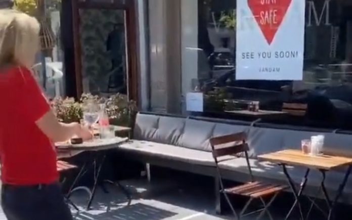 Empregada de café explica como passará a servir os seus clientes à mesa