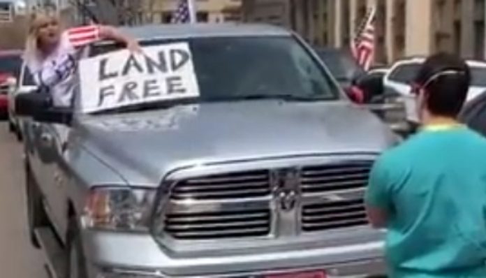 Enfermeiro impede passagem de carros de manifestação pelo fim da quarentena