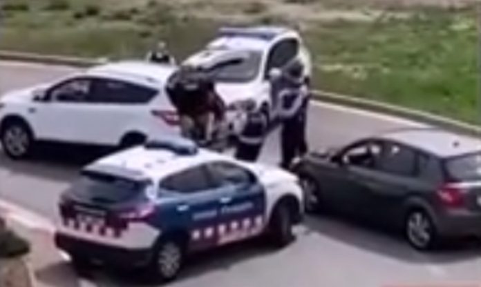 Espanhol esconde mulher no porta-malas para quebrar quarentena