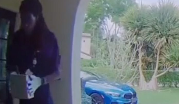 Estafeta desinfecta encomenda quando lê recado de mãe com filha diabética