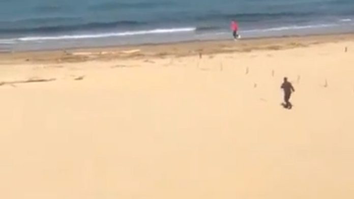 Homem corre em praia da Itália, foge da polícia e acaba multado em 4 mil euros