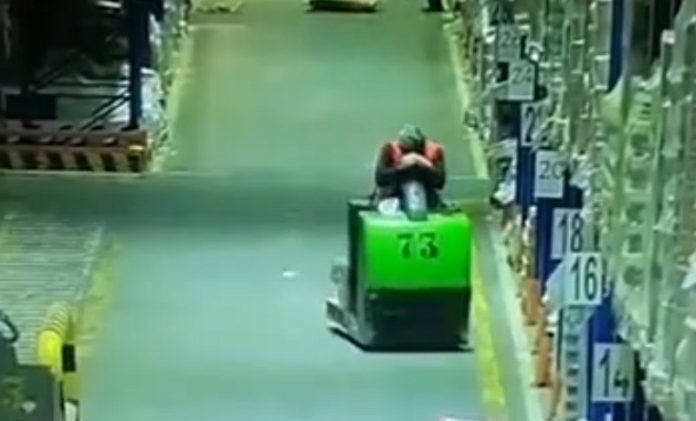 Homem destrói armazém ao adormecer ao volante de um empilhador