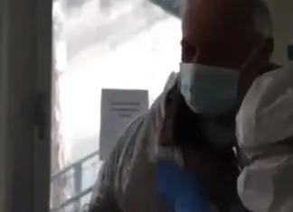 Idoso italiano de 70 anos chora ao ter alta depois de vencer Covid-19