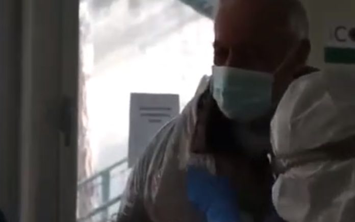 Idoso italiano de 70 anos chora ao ter alta depois de vencer Covid-19