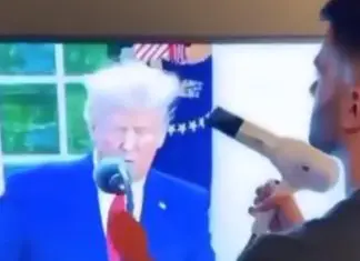 Jovem barbeiro mostra como é o seu trabalho à distância