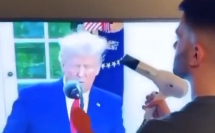 Jovem barbeiro mostra como é o seu trabalho à distância