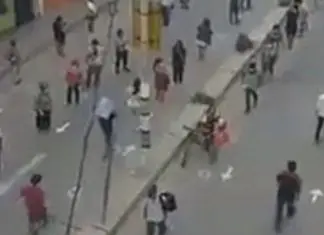 Peruanos mantêm distância de segurança nas compras e tornam-se exemplo de civismo