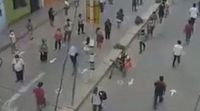 Peruanos mantêm distância de segurança nas compras e tornam-se exemplo de civismo