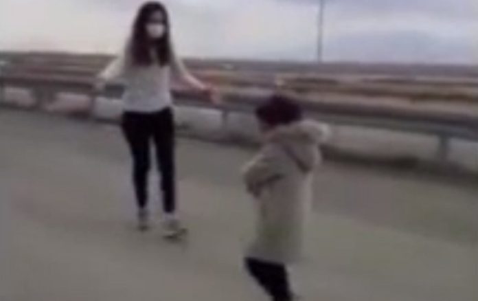 Profissional de saúde visita filha depois de um mês em isolamento