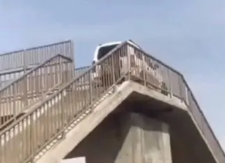 Suzuki Jimny inverte marcha em viaduto para peões