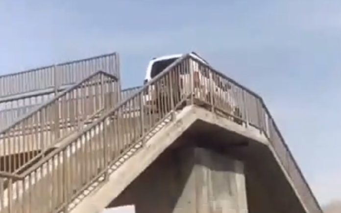 Suzuki Jimny inverte marcha em viaduto para peões