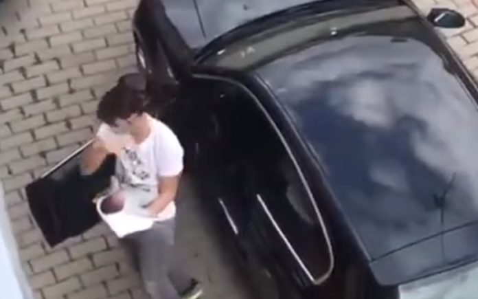 Vizinhos recebem com aplausos bebé nascido em plena pandemia