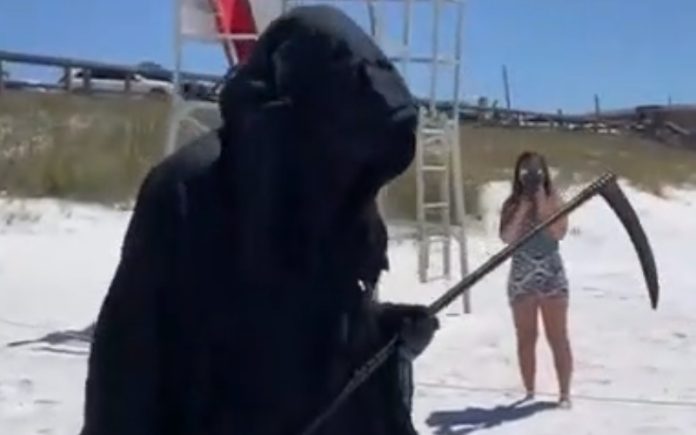 Advogado contra a reabertura de praias na Flórida, veste-se de morte como protesto