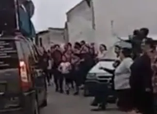 Bairro espanhol festeja na rua em multidão e quebram isolamento obrigatório