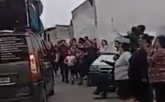 Bairro espanhol festeja na rua em multidão e quebram isolamento obrigatório