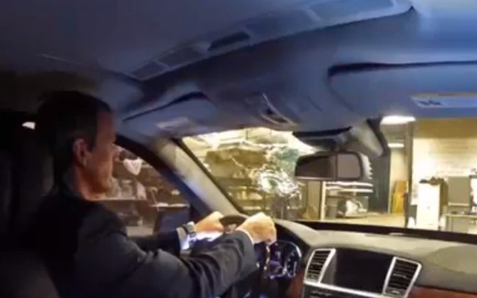 Chefe de empresa de vidros blindados testa, ele mesmo, os seus produtos