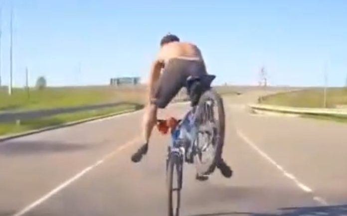 Ciclista no meio da estrada recebe dose de karma instantâneo