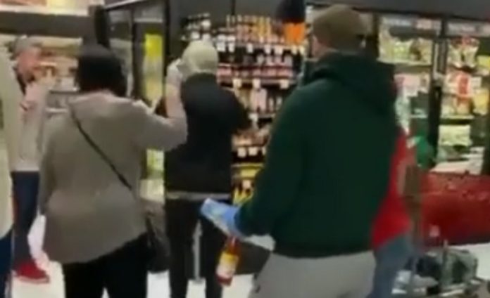 Clientes de supermercado expulsam mulher que entrou sem máscara