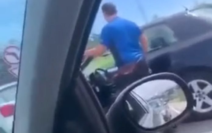 Dois amigos encontram-se em Operação STOP e distração causa acidente