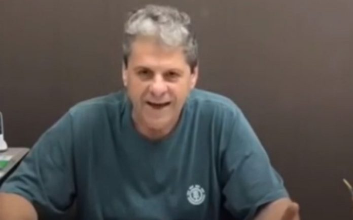 Homem não sabe que está em directo para o Facebook e descuida-se